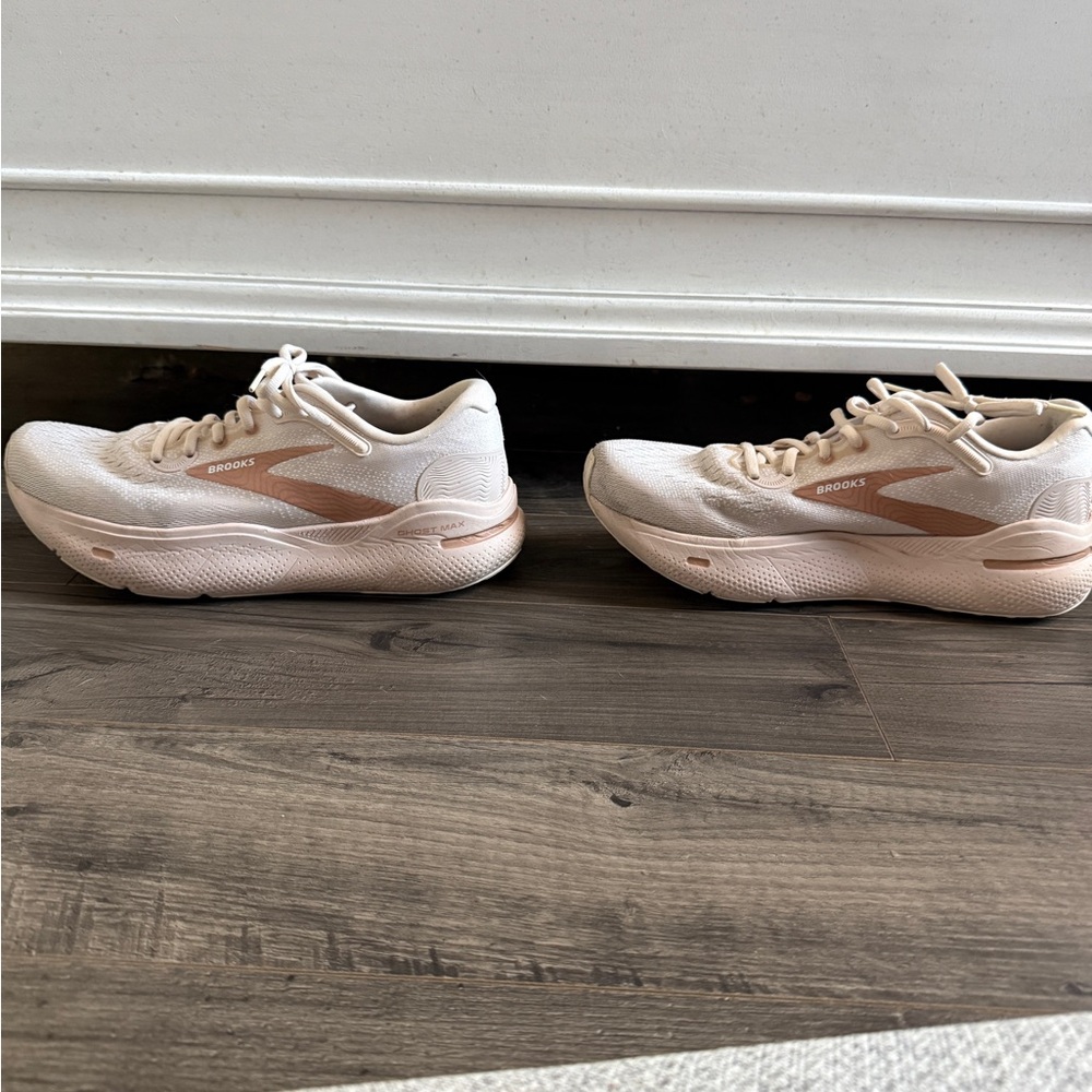 Brooks Ghost Max Women's Athletic Shoes